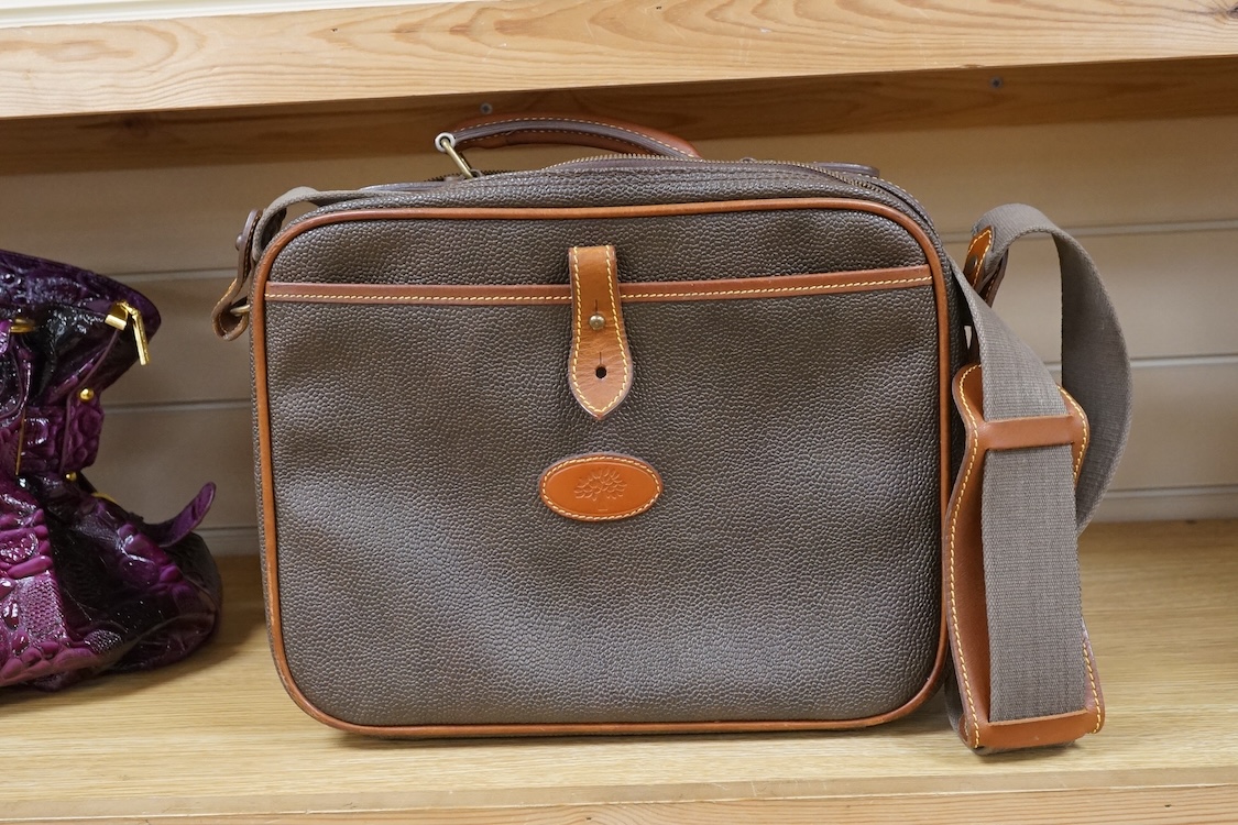 A ladies Mulberry scotch grain leather travel bag with strap, 35cm wide